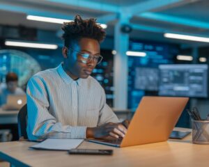 Jeunes en formation numérique au Bénin travaillant sur ordinateurs